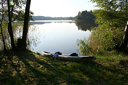 Ruhige Seen im Wald